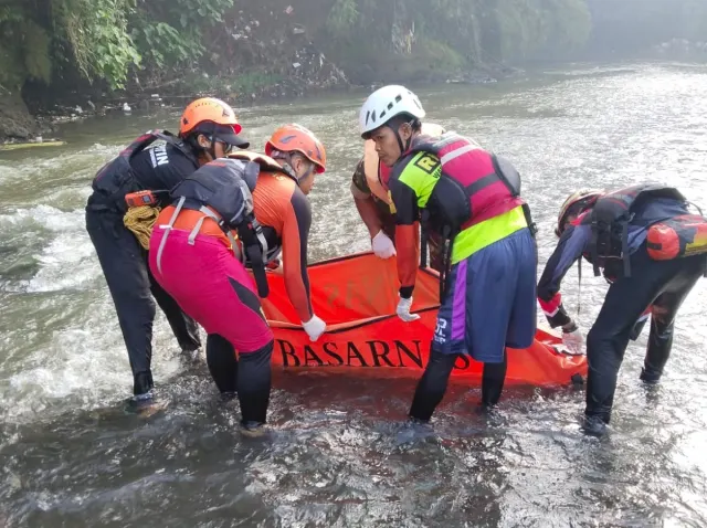 Tim SAR Gabungan Temukan Korban Tenggelam di Kali Ciliwung dalam Kondisi Meninggal