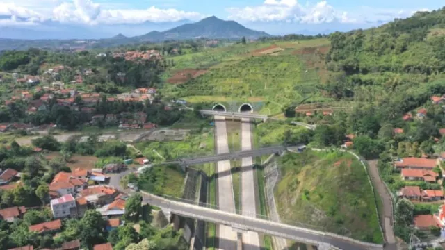 Jokowi Resmikan Tol Cisumdawu Perkuat Mobilitas di  Jawa Barat